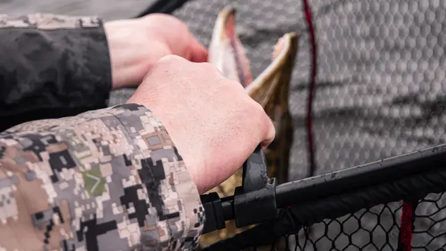 Abu Garcia Beast Net Foldable M 70x60cm Foldbar sammenleggbar håv med gumminett 