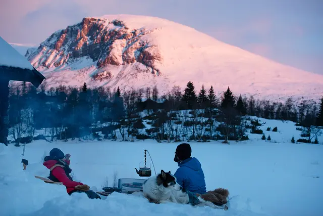 Espegard fyrfat 60 Lett fyrfat med enkelt og tidløst design 