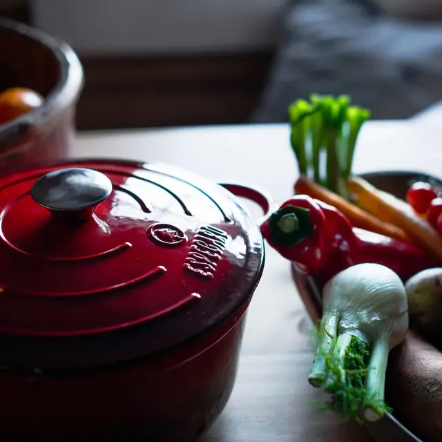 Espegard Gjutjärnsgryta 4 L Röd emalj för eld och induktion 