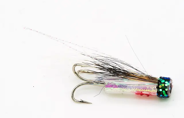 Fishmadman V-Fly Hitchman Small Pearl Köp 12 flugor och få en gratis flugbox 