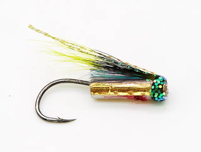 Fishmadman V-Fly Hitchman Small Gold Köp 12 flugor och få en gratis flugbox 