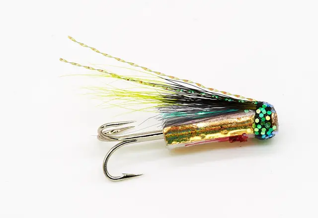Fishmadman V-Fly Hitchman Small Gold Köp 12 flugor och få en gratis flugbox 