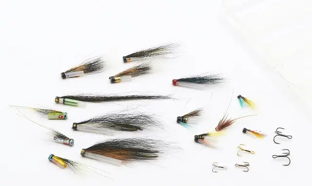 Riffling Hitch flugsett med trekrokar 12 Riffling Hitch tub flugor i box 