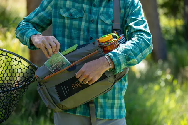 Fishpond Flathead Sling Pack Gravel Slingbag väska med smidiga lösningar 