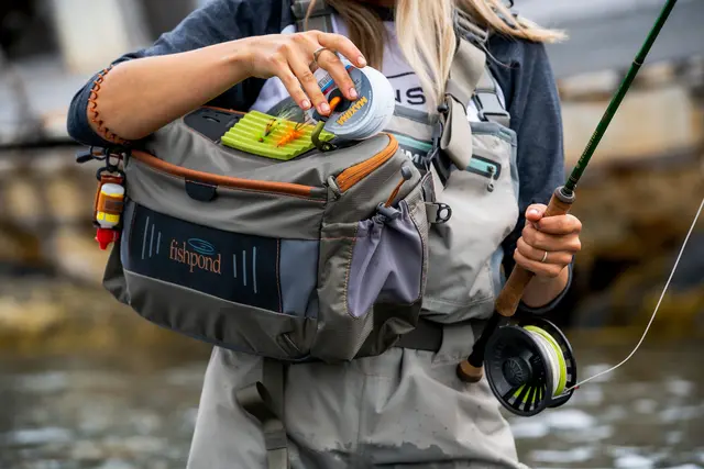 Fishpond Flathead Sling Pack Gravel Slingbag väska med smidiga lösningar 