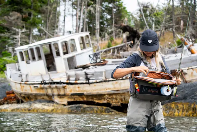Fishpond Flathead Sling Pack Gravel Slingbag väska med smidiga lösningar 