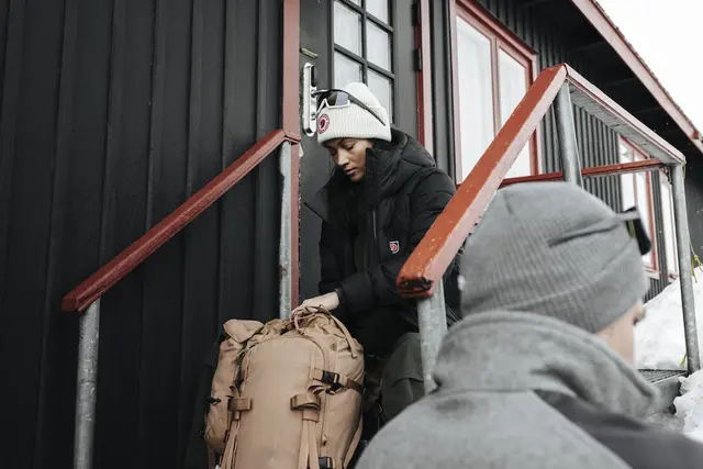 Fjällräven 1960 Logo Hat Black Behagelig strikkelue i lammeull 