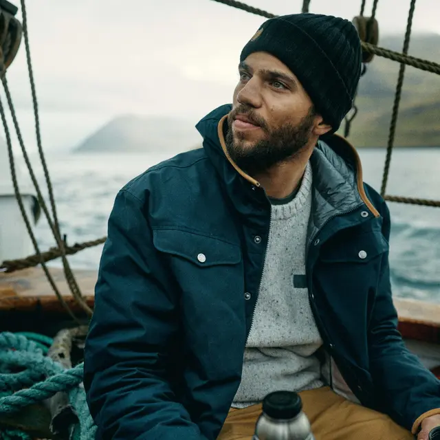 Fjällräven Byron Hat Dark Navy Dobbletstrikket lue i ull 