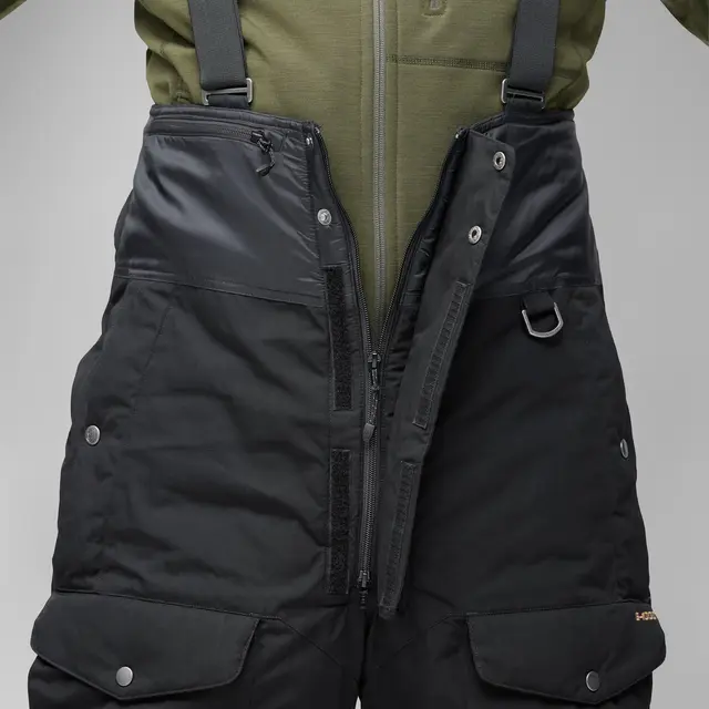 Fjällräven Polar Bib Trousers M L Vatterte bukser til herre i Black 
