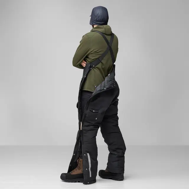 Fjällräven Polar Bib Trousers M L Vatterte bukser til herre i Black 