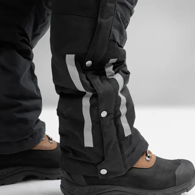 Fjällräven Polar Bib Trousers M L Vatterte bukser til herre i Black 