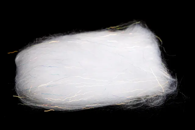 Flydressing Titan dubbing White Långfiberdubbning med blixt 