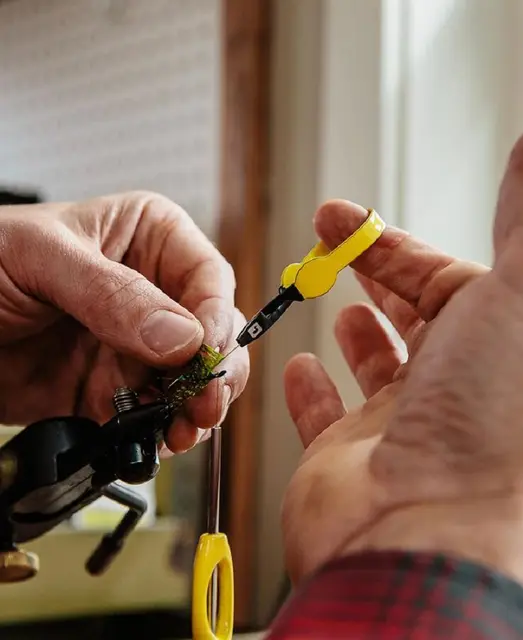Loon Ergo Hackle Plier Yellow Ergonomisk hackletang til fluebinding 