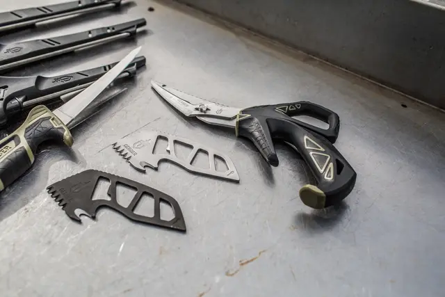 Gerber Gutsy Gut Scoop Scaler Silver Fjällskrapare med buköppnare 