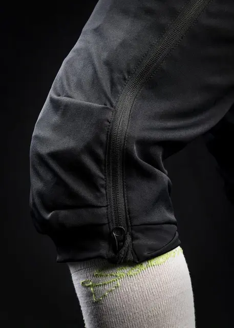 Heat Experience Heated Knee Pants S Slitstark Svart värmebyxa med dragkedjor 