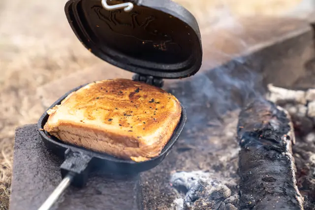 Hällmark Toastjern w/Bear Motiv ToastJern 