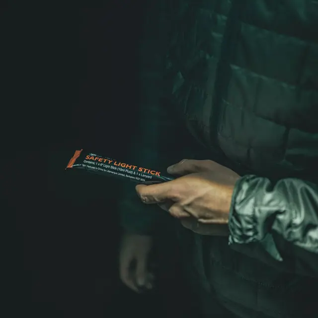 Lifesystems Lightsticks Green/Orange 2 ljusstavar med upp till 15 timmar bruk 