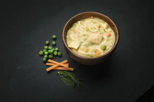 Real Turmat Laks med pasta & fløtesaus Nordnorsk laks med dill, erter og gulrot 