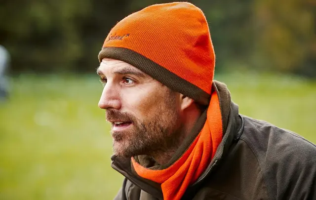 Seeland Ian Reversible beanie lue Vändbar mössa i orange och furugrönt 