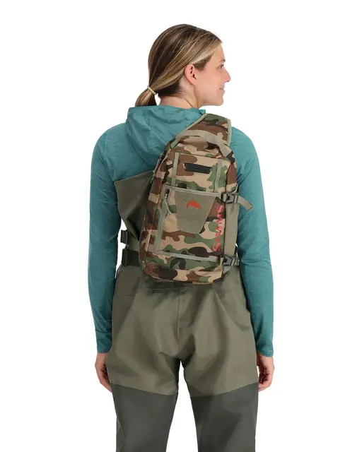 Simms Tributary Sling Pack Regiment Camo Lett sling bag for sportsfiskere 