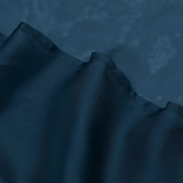 Urberg Silk Liner Mummy Midnight Navy Laken pose i silke til soveposen 