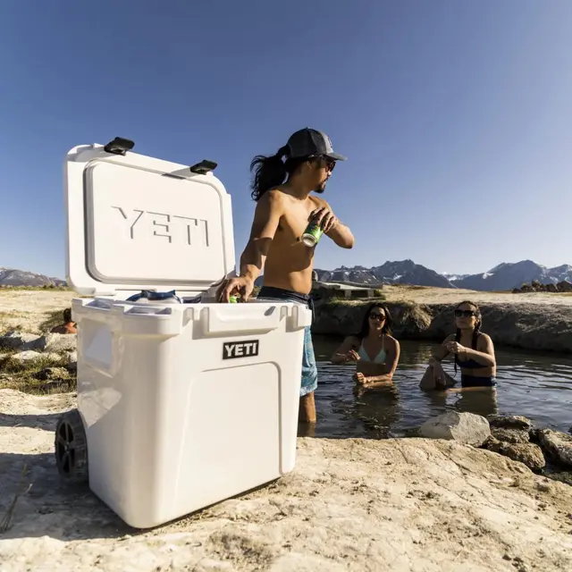Yeti Roadie 48 Weeled Coolbox Navy Kjøleboks med teleskophåndtak og hjul 