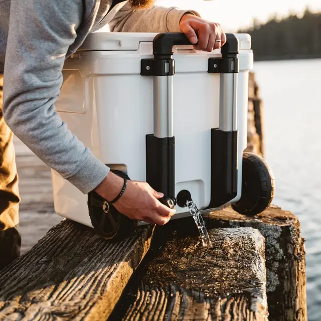 Yeti Roadie 48 Weeled Coolbox Navy Kjøleboks med teleskophåndtak og hjul 